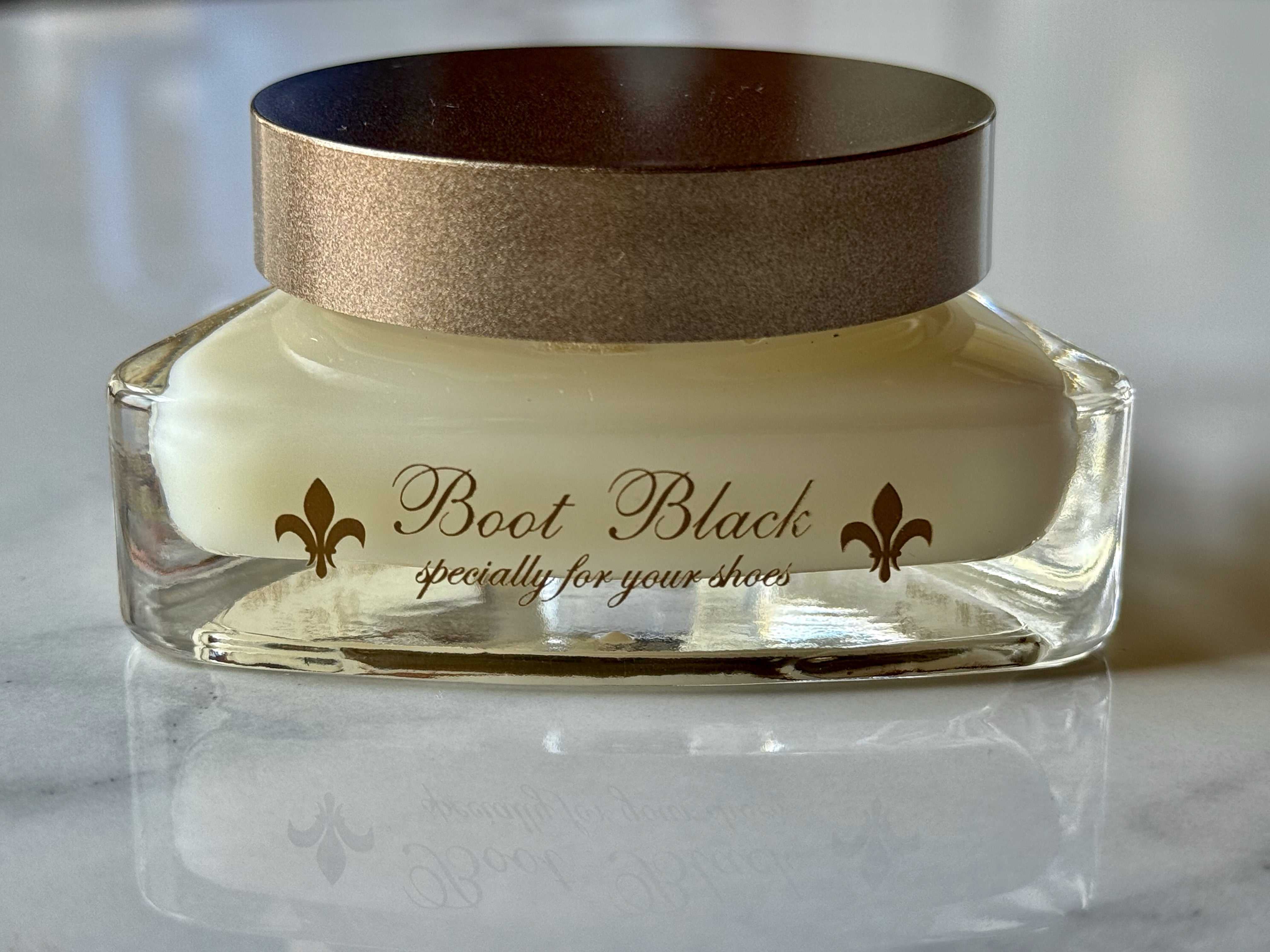 Shoe care cream made in Japan with natural waxes and argan oil for moisturizing and water repellent effect